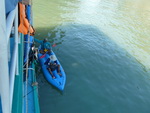 Golf von Phang Nag Seakayak  Inseln in Richtung Norden ein Kajak legt an unserem Schiff an(TH).